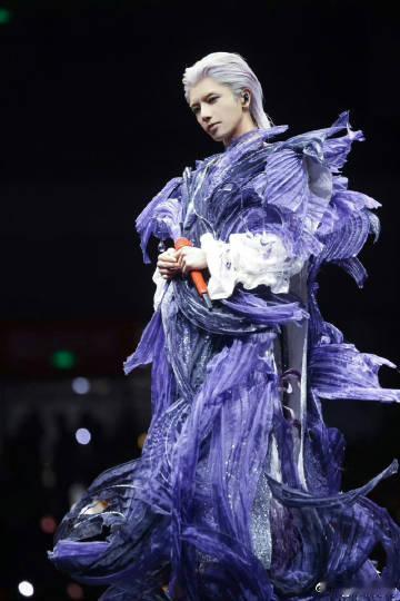 华晨宇08042回到了梦开始的地方 08042华晨宇在长沙续写传奇！从青涩少年到