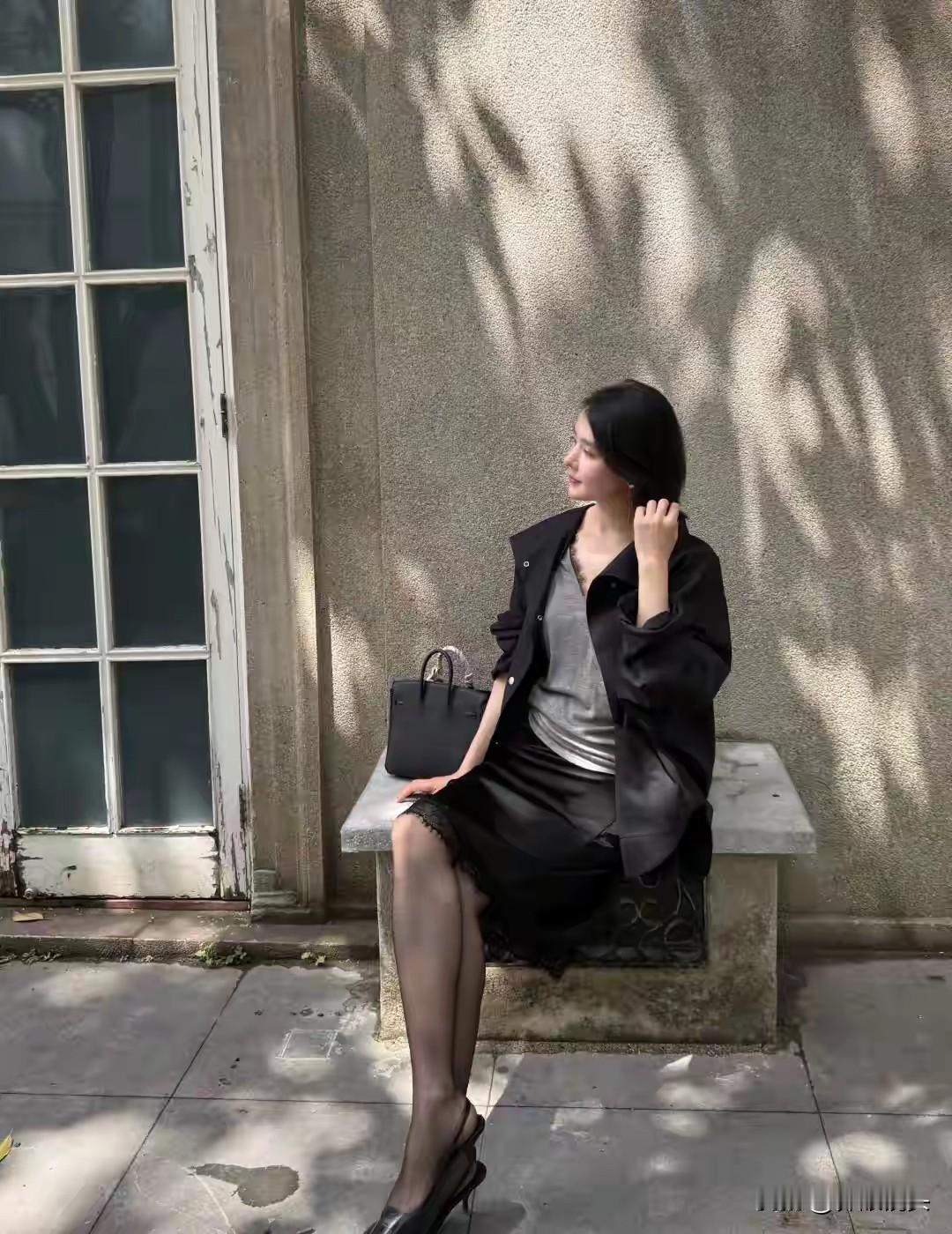 都市酷女孩，黑白穿搭，时尚感十足！