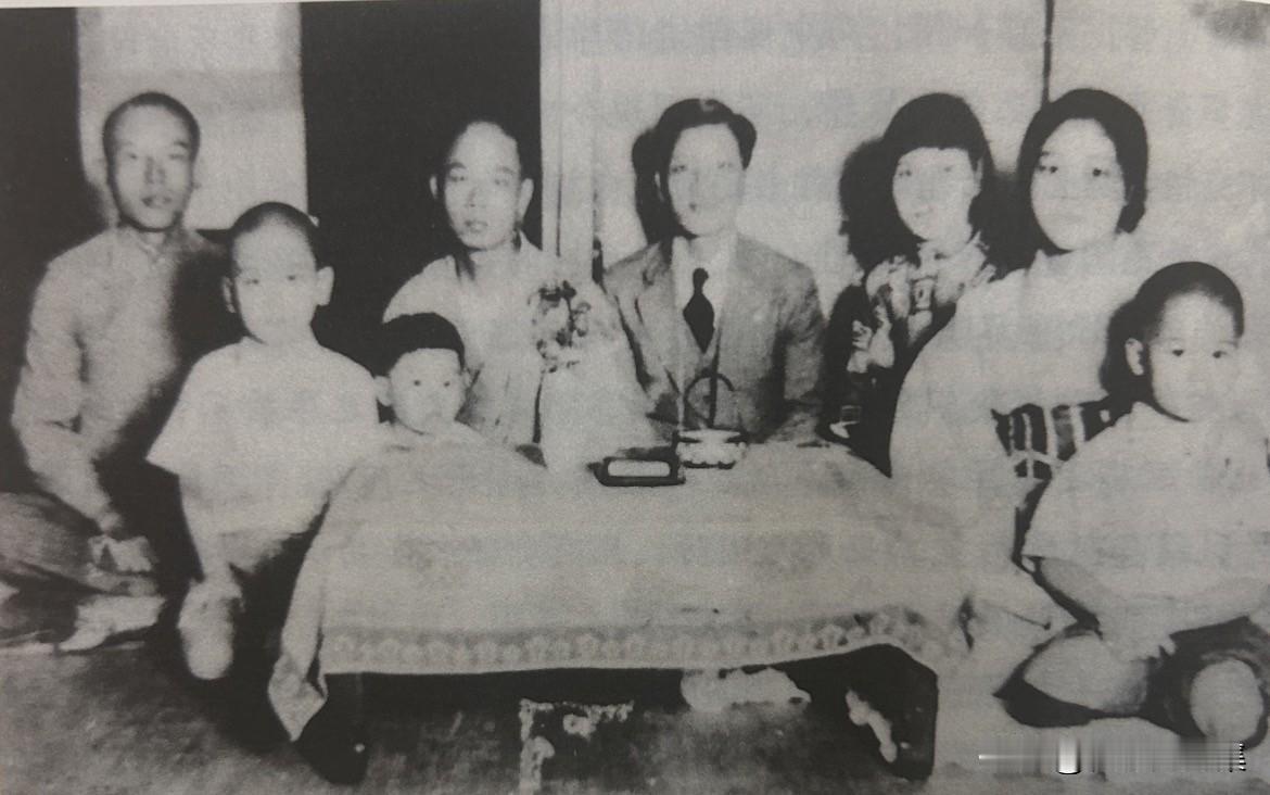 1931年，吴石（左三）在日本与好友李黎洲（左四）、吴鹤予（左一）合影。在日本期