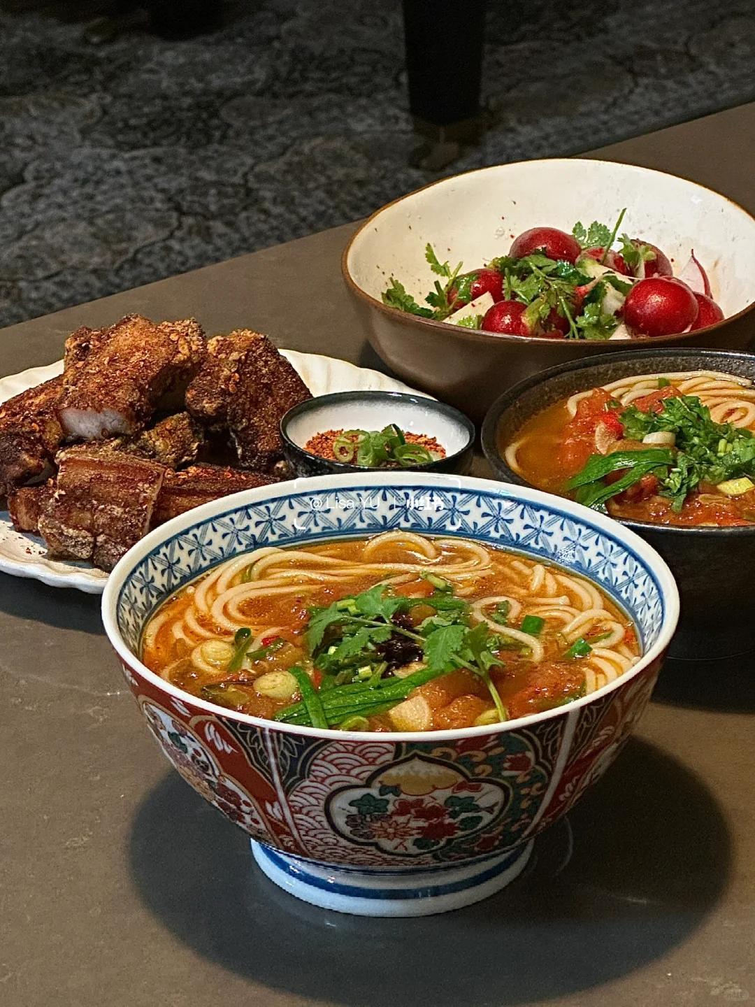 晚餐｜🍜番茄烟熏猪骨米线｜脆皮五花｜拌萝卜