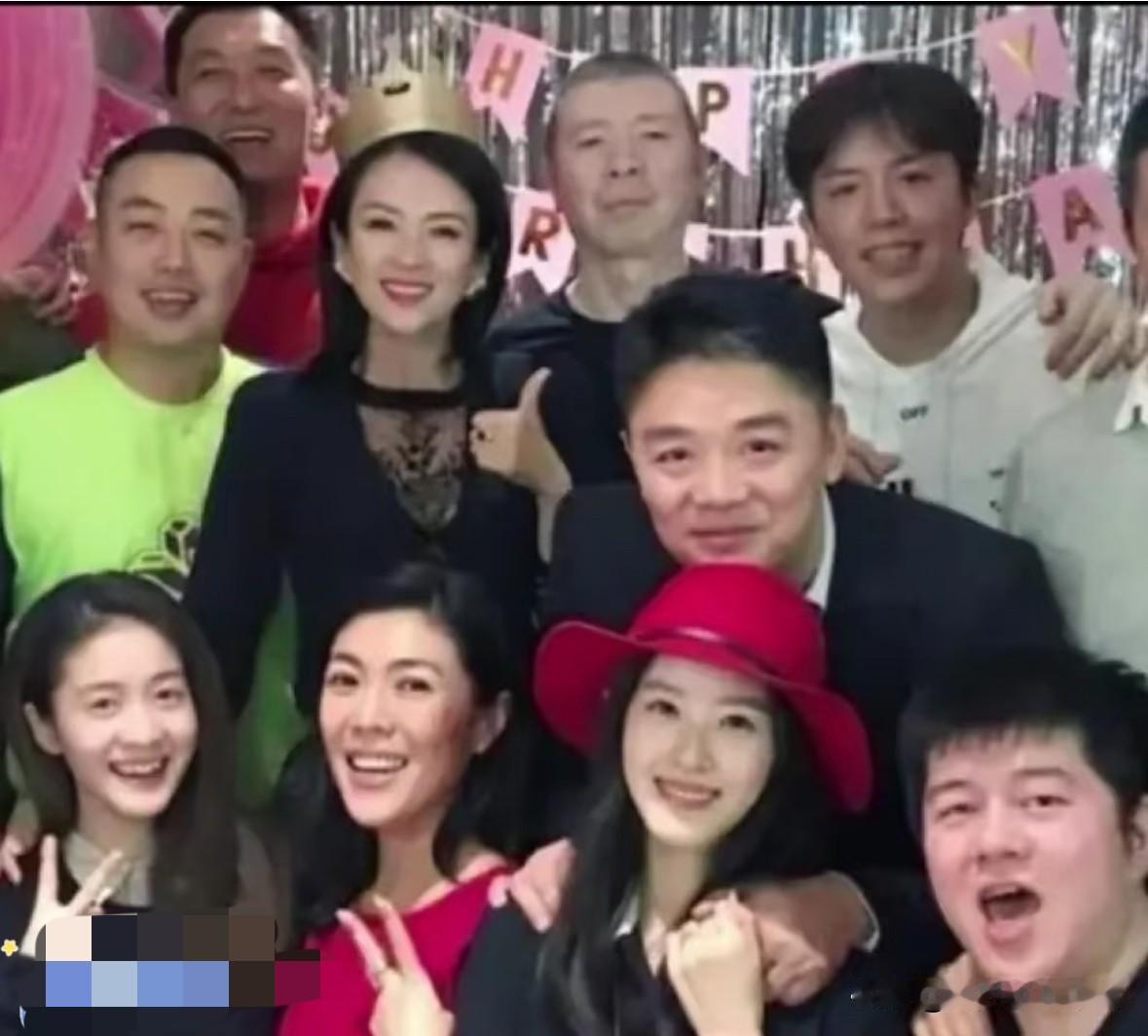这是章子怡当年的顶级人脉啊。
2018年，她过39岁生日，聚会上刘强东、章泽天夫