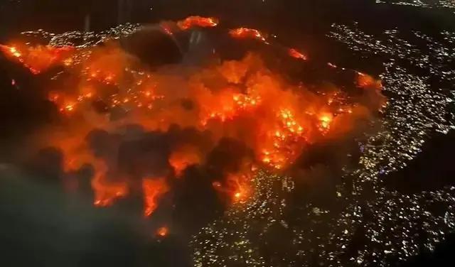 豪宅变废墟的距离是一场大火！
美国洛杉矶山火肆虐，
山火可不管你是平民还是富豪，