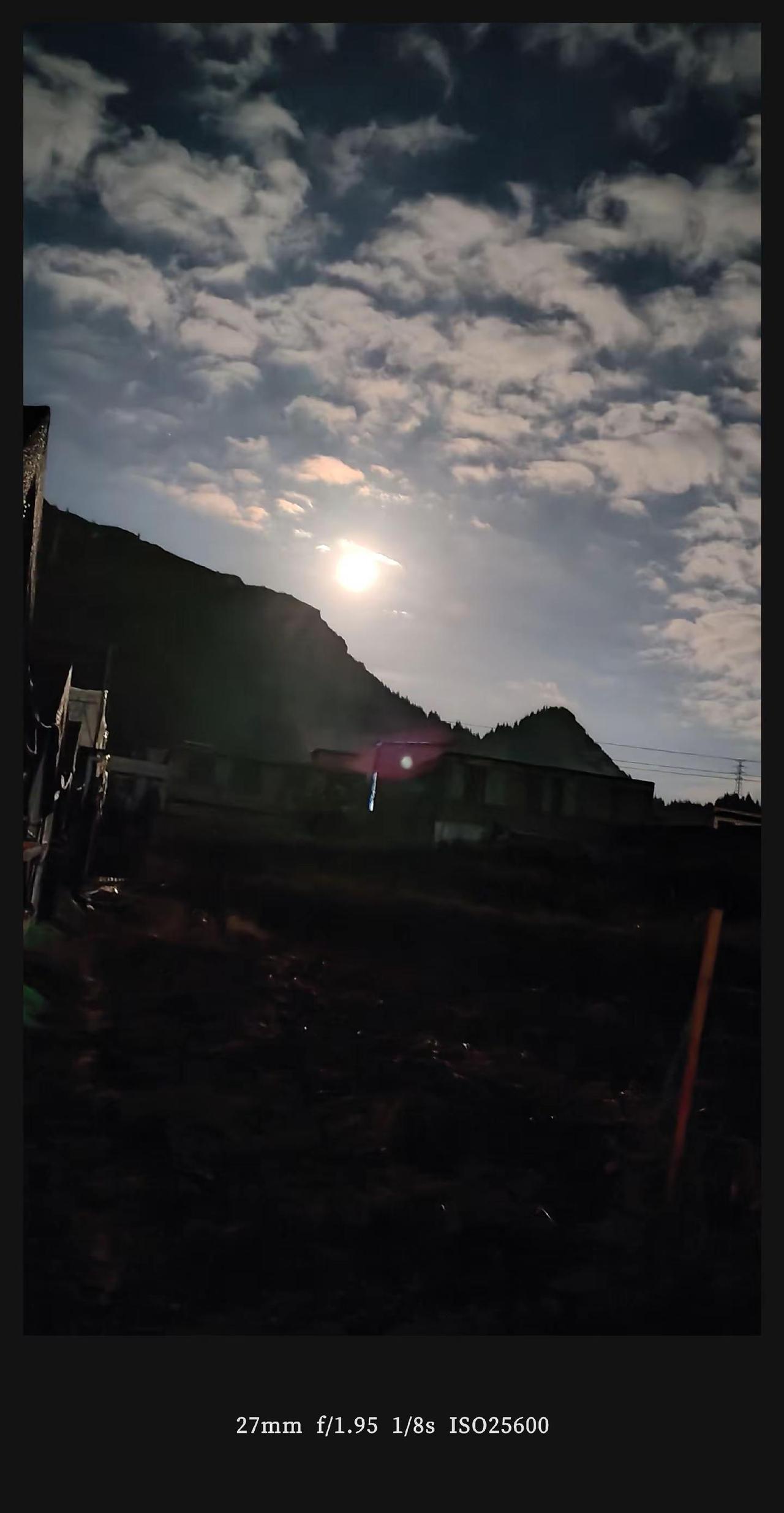 后来啊！大家都不敢晒幸福了，因为幸福指不定哪天就变成巴掌，然后扇在自己脸上……