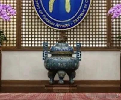 赖清德当局遭遇外交难堪，乌干达机场接连出现台湾民众证件被扣事件
 
赖清德当局又