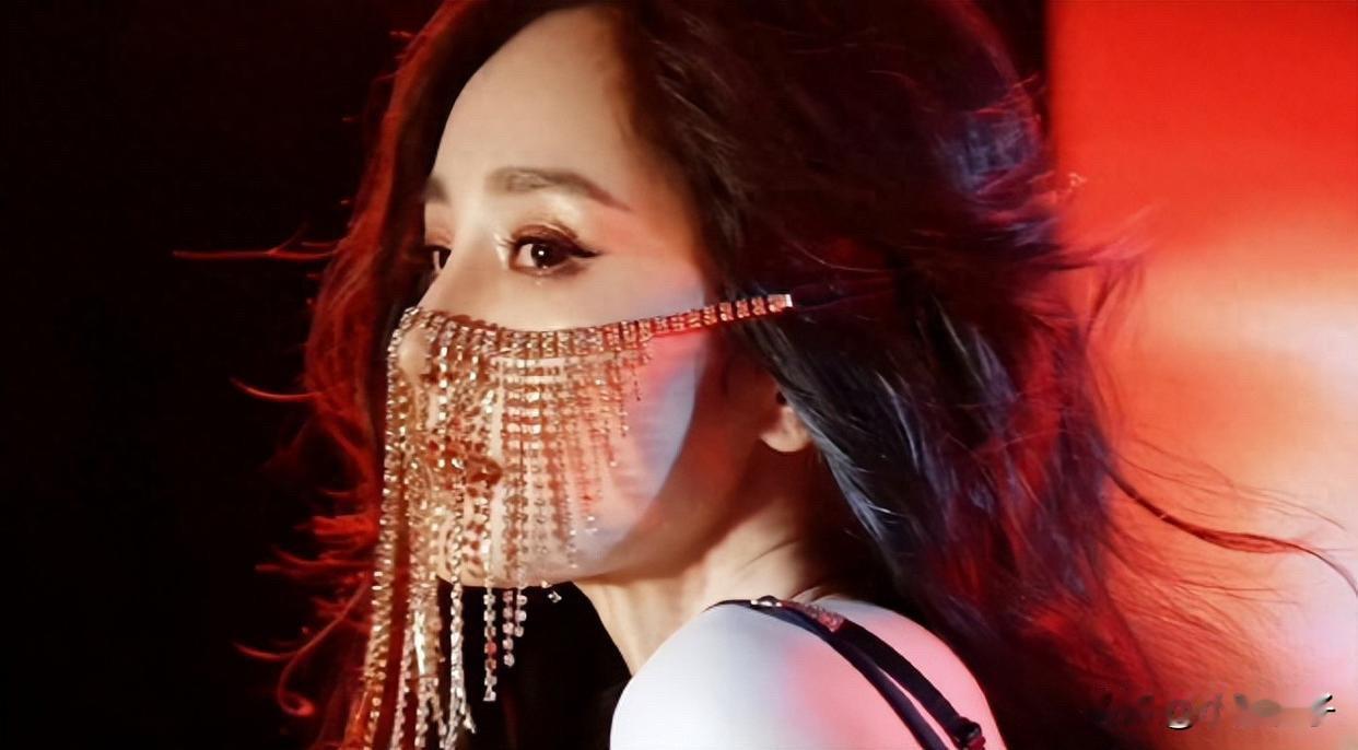 笑不活！网友辣评杨幂新造型：差距过于真实
杨幂流苏半遮脸造型刷屏！光线折射下的颧