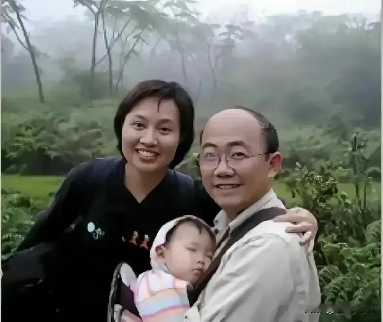 亮哥年轻时的美照，一直不变的是亮哥的秃顶，虽然亮哥的头秃得比较早，但可以肯定的是