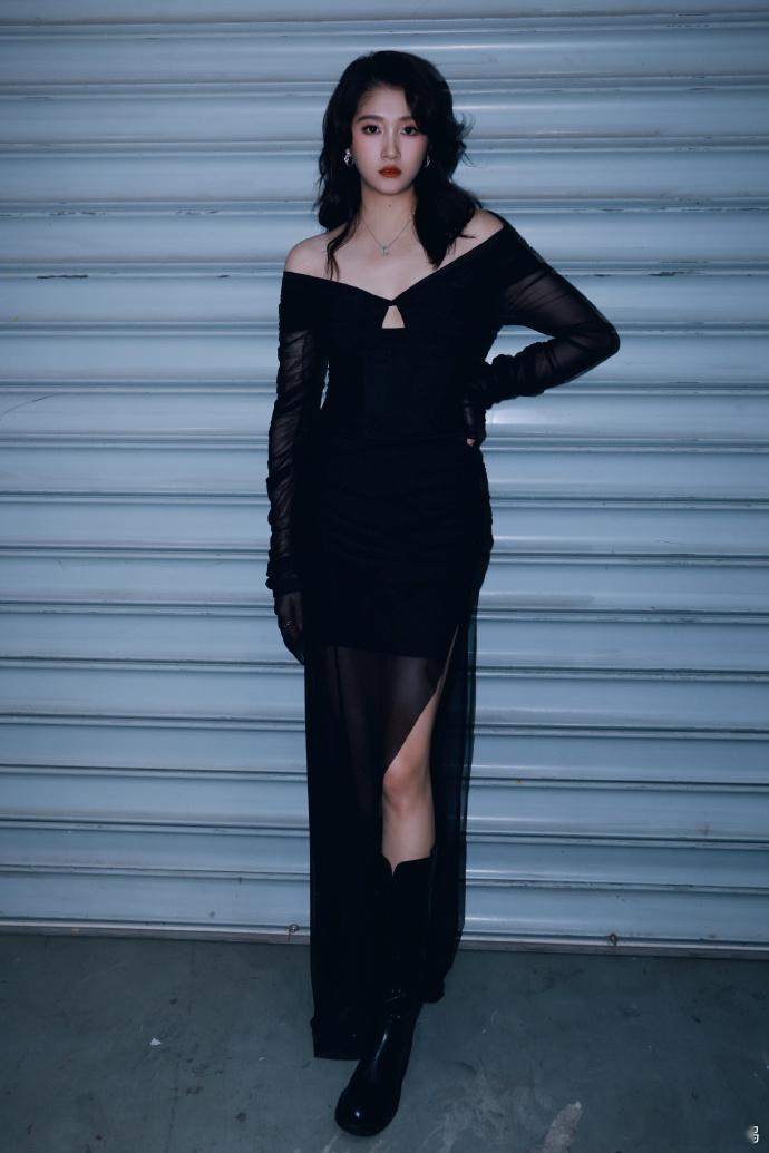 关晓彤一套造型后是另一套新的造型 晓彤最近真是被美神附体了！真是一套惊喜接着一套