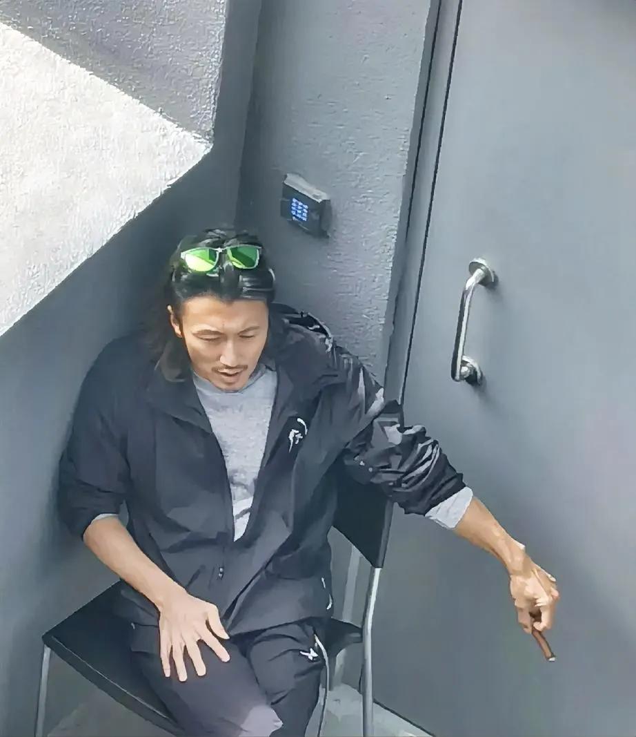 谢霆锋，娱乐圈真男人！
王菲对他应该是生理性喜欢。
你看他就连随意的坐着，也那么