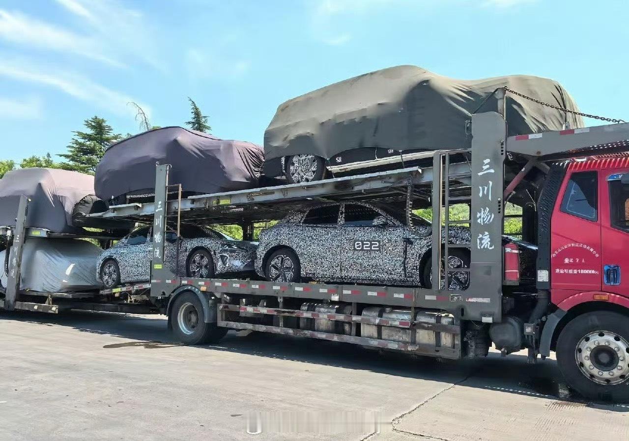 小米汽车 这组测试车有点火被网友已经探出不少消息来了接近拖头顶部是小米那台增程的