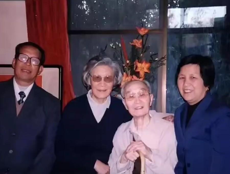 九十年代，张爱萍将军与夫人李又兰在家中，接待专程从扬州赶来的老友侯玉兰夫妇，拍下