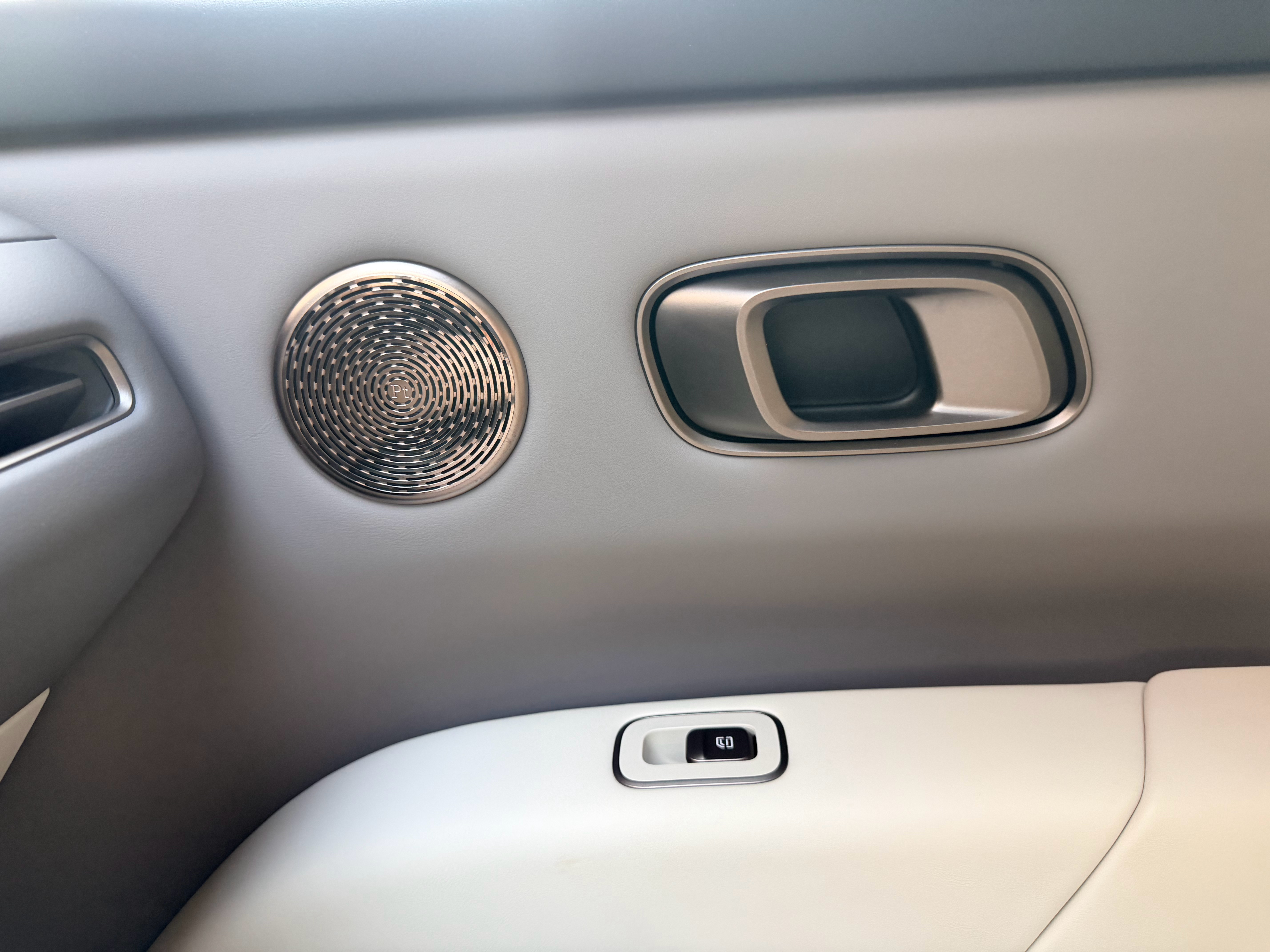 理想 i8的圆角设计和质感，今天上车才注意到方向盘前方的区域也是圆角设计，好像很