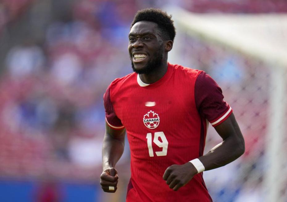 在上轮德甲拜仁对阵法兰克福的比赛中，不久前刚刚伤愈复出的拜仁左后卫阿方索·戴维斯