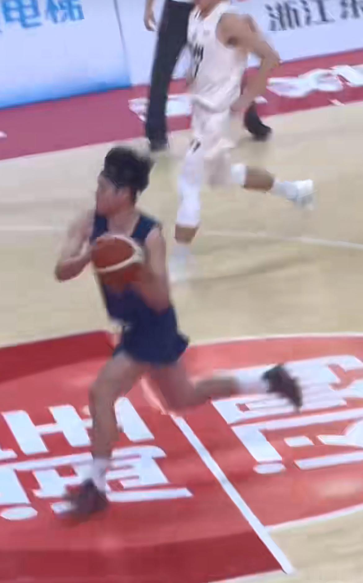 浙BA赛场上台州队员的燃爆时刻 浙BA高光属于台州！队员们挥洒汗水敢打敢拼，绝杀