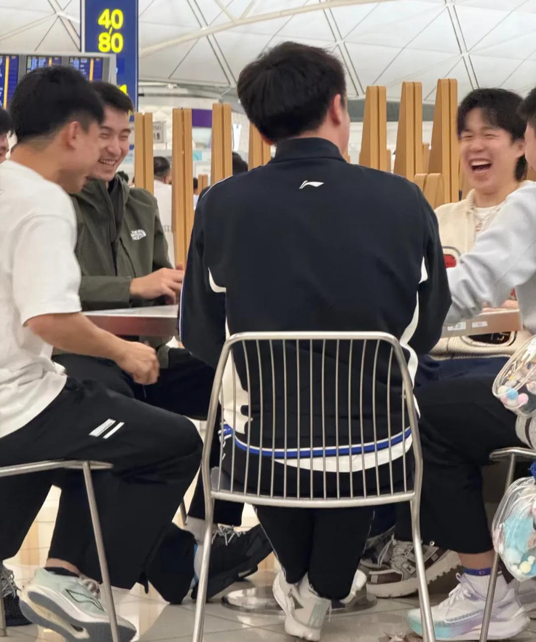 走下赛场，王楚钦就是一个温暖的大男孩啊。
真的感觉他最近爱笑了好多，浑身上下看着