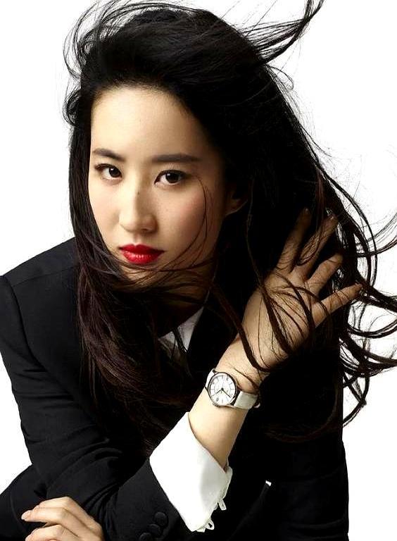 她785天没进组拍戏了，片酬一分不降。
 
多个顶级项目找上门，剧本递了一摞。但