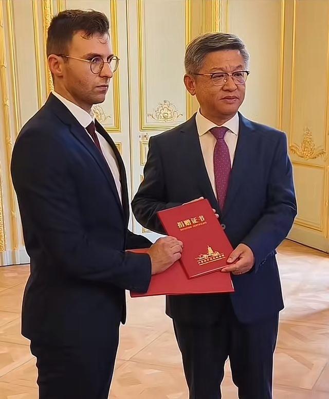 后续来了！马库斯捐赠完照片后并没有获得大家所期待的国瓷礼，而是获得了大使馆颁布的