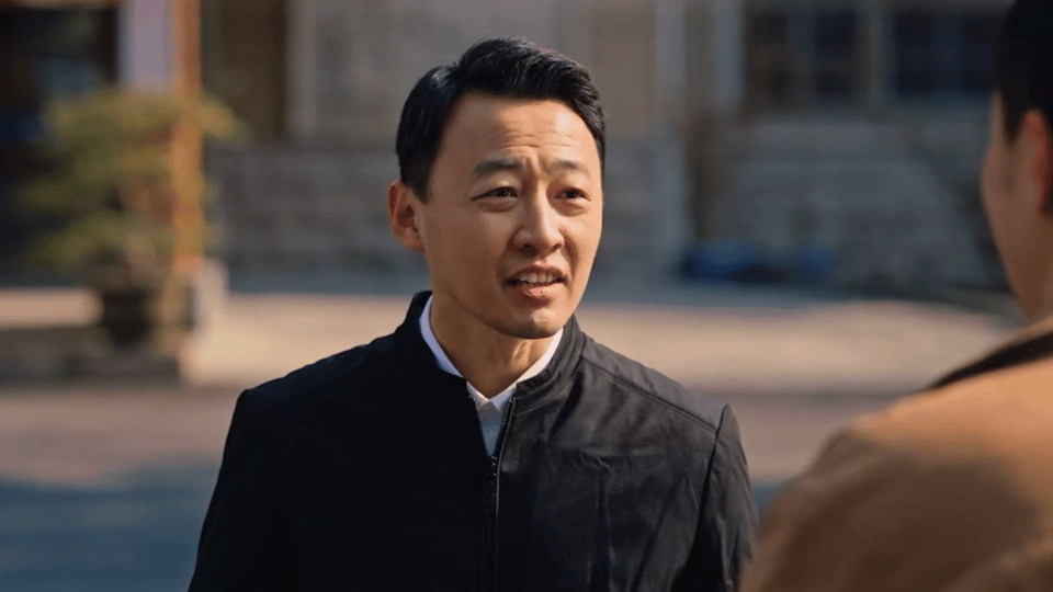 罚罪2重新定义心灵鸡汤 王传君这波送礼操作绝了，表面送特产龙湾鸡，实则是藏着现金