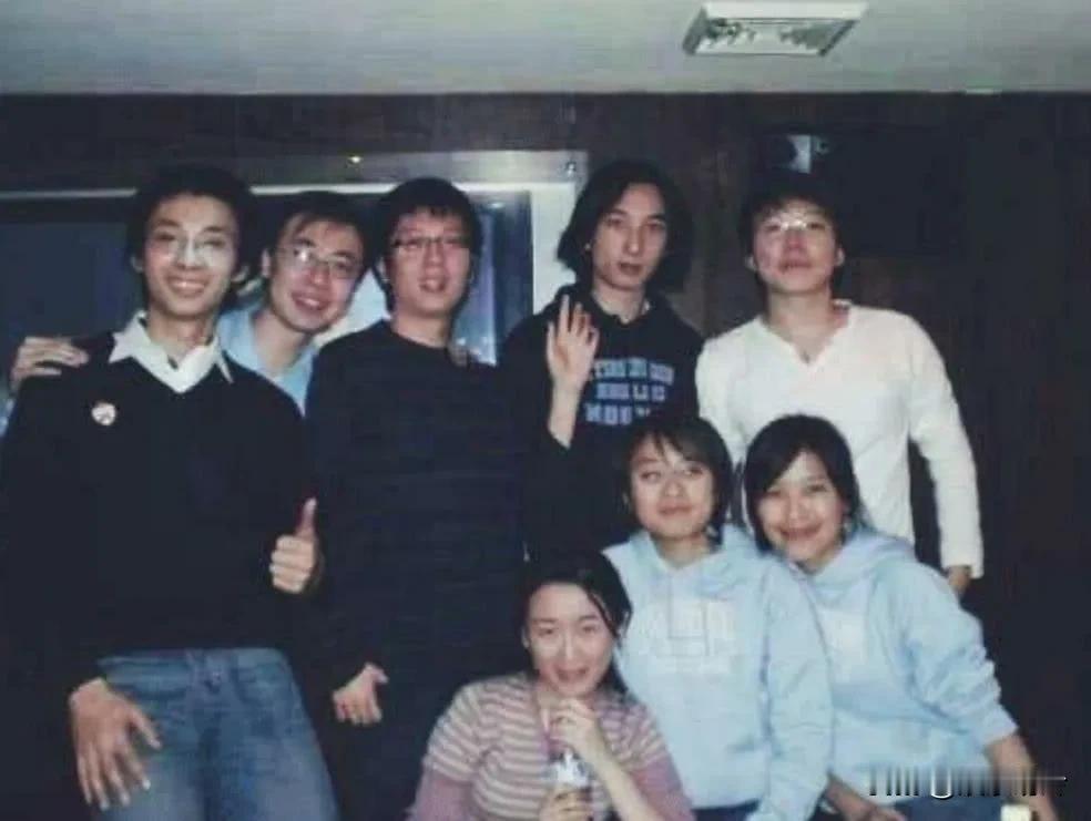 几张名人旧照曝光，看看里面都有谁，你认识几个。那时候的他们看上去都还比较青涩和羞