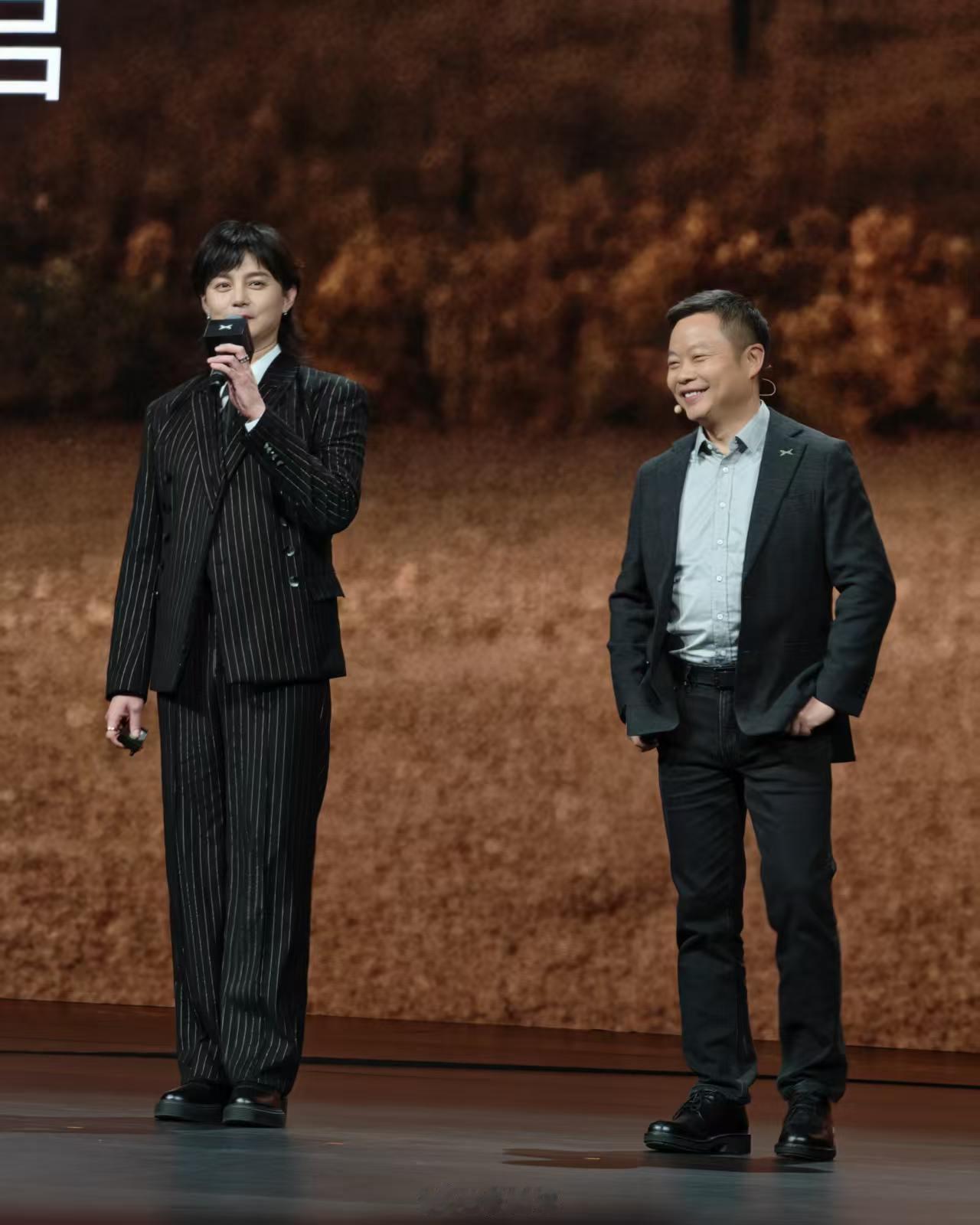 小鹏g9l今晚上市昨晚 尹正在G9L的车里打开舒适大床房并睡了一觉 体验官的这个