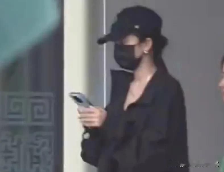 杨幂不愧是京圈长大的妞。

为啥会这么说呢？

你看看，今年都在提倡什么，全民健