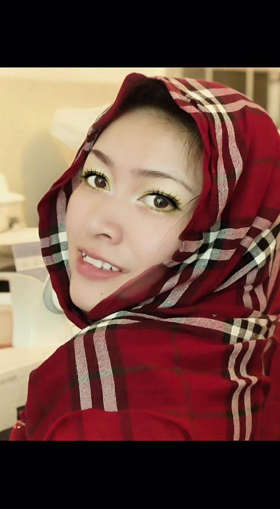 ✨红格头巾裹着暖阳🌞，金绿眼影藏着春天的秘密💫。今日份温柔，是镜头也装不下的