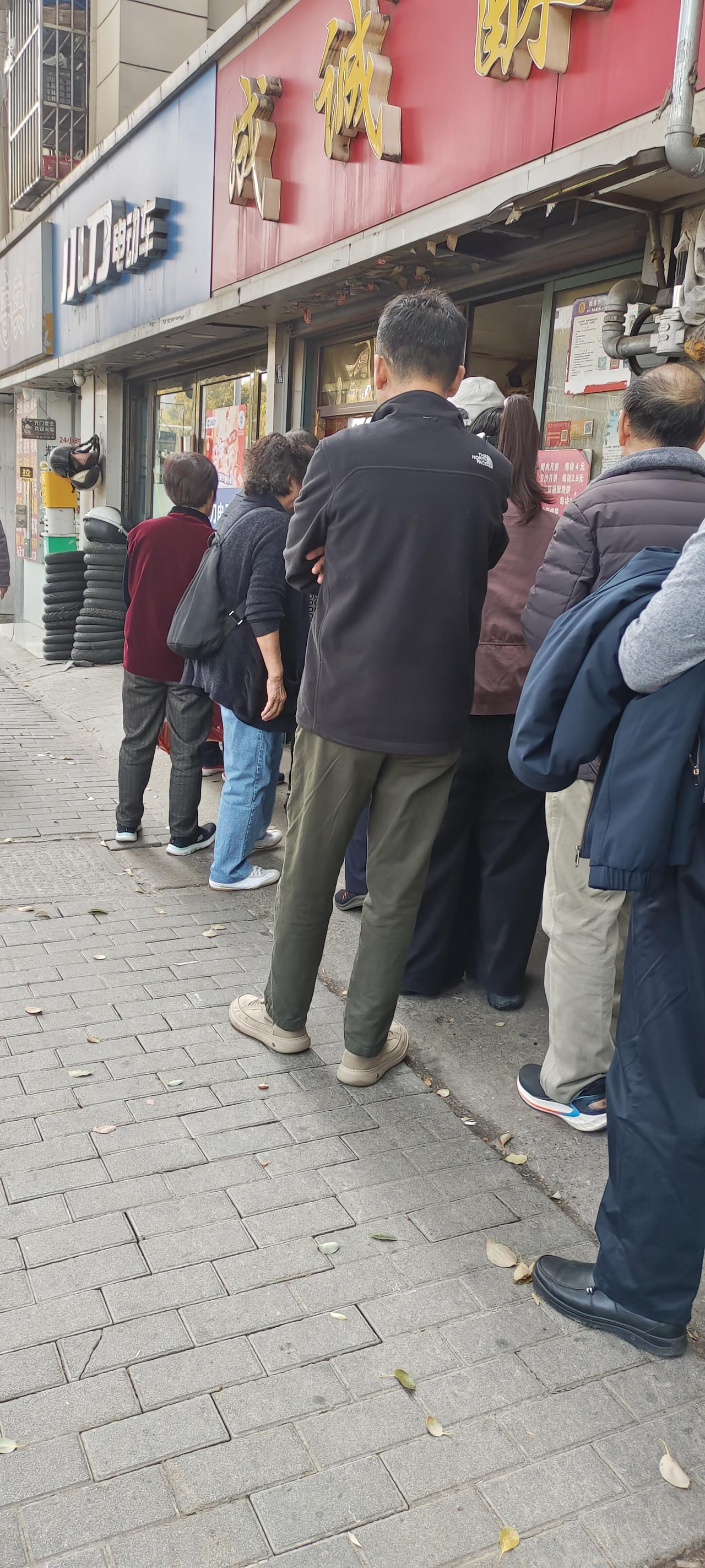 人潮汹涌，排队只为尝一口成城酥烧饼！秀云妹为让同行的朋友们尝一下自己家乡南京名酥