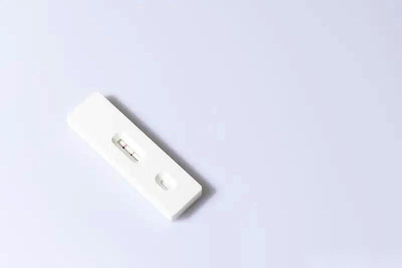 她手机就那么悄悄地对着我，摄像头开着。
她说，医生，我老公不信这孩子是他的。
你