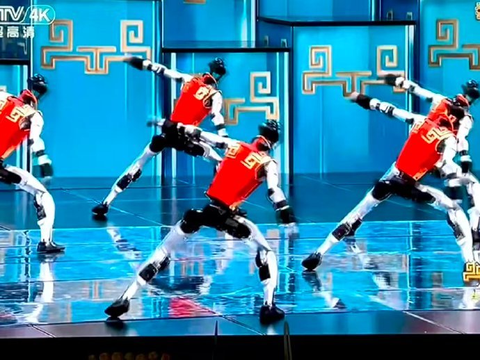 当机器人博士生和家人看春晚机器人博士生家属看2026春晚，想把家里变成“学术研讨