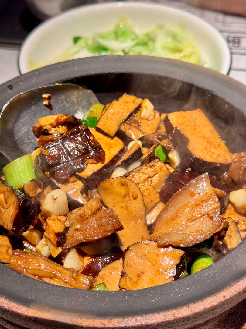 霸总回来了，6点半才到家，晚上不想做饭了直接来饭堂吃了也算是人生中的第一次靠自己