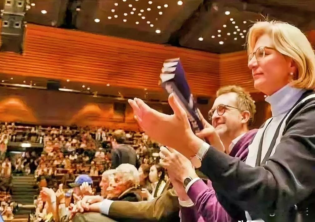 樊振东在德国，刮起了樊振东旋风，据说市长、州长都亲自下场替樊振东摇旗呐喊。
我有