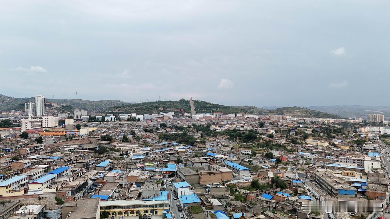 黄河与长城相遇，一条是天然的屏障，一道是人为的防御工程，在偏关两大景观、两大屏障