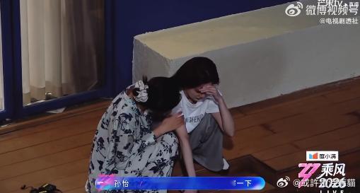 孙怡安慰张慧雯 本来盯着舞台等表演，结果被后台这段暖到了，张慧雯因为意见不合红了
