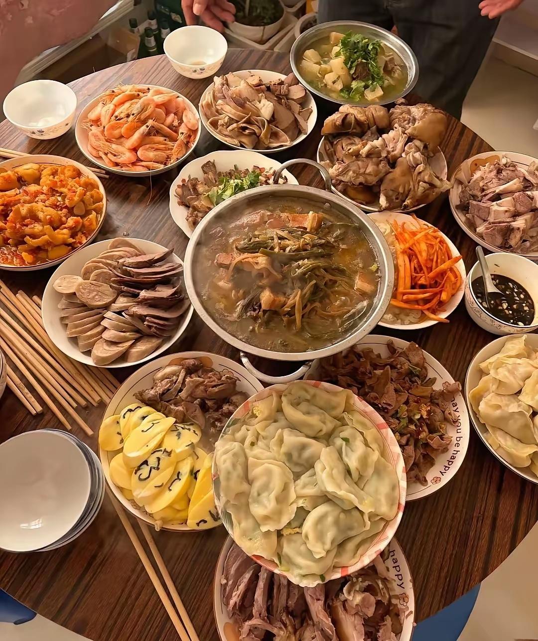你喜欢那一桌呢？我看两桌都可以，好吃美味！