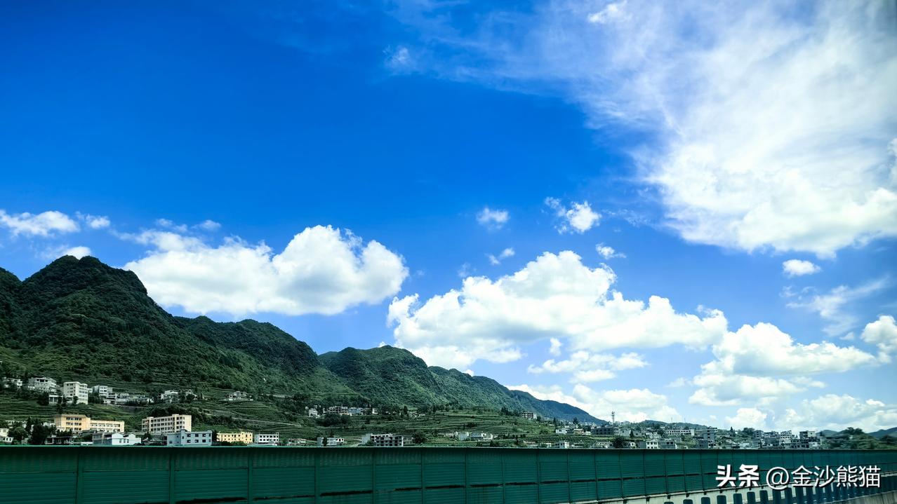 同一片蓝天
拍摄于云南昭通、镇雄等地。
成都老年人协会摄影专委会
图文原创 何秀