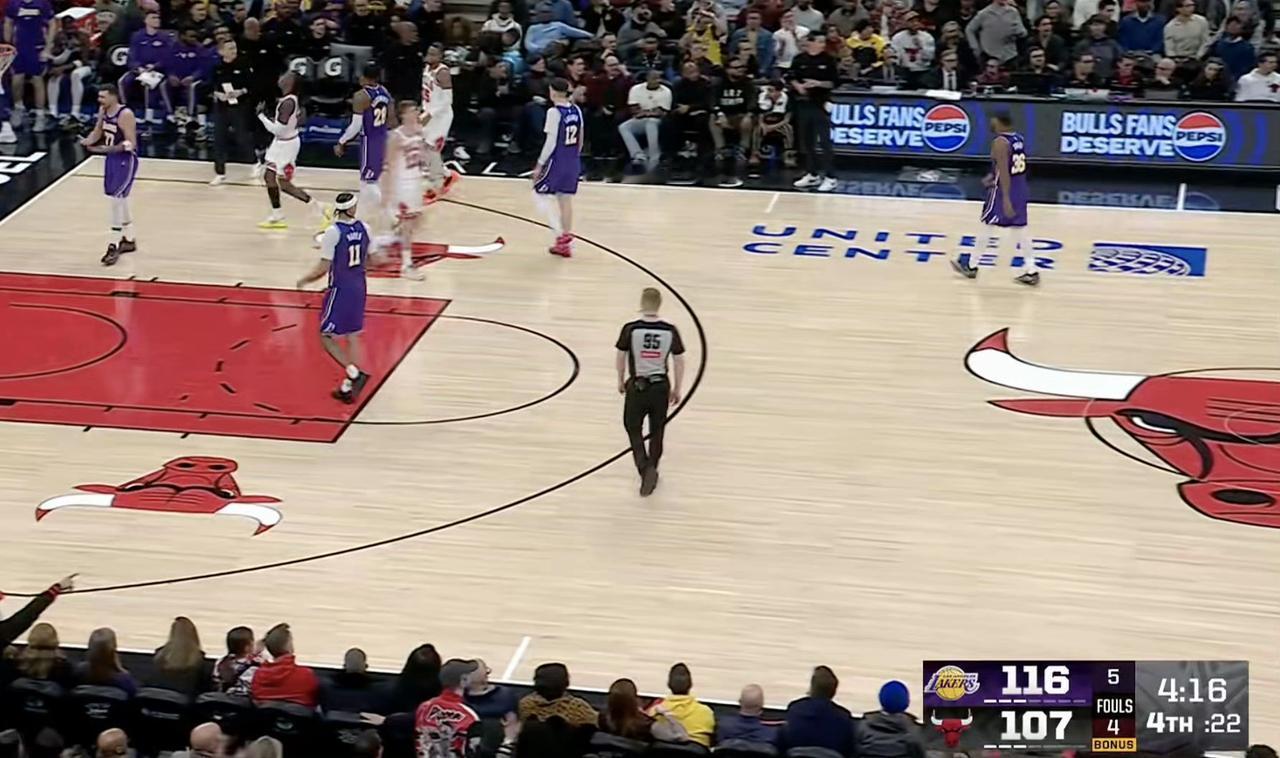 公牛乱叫暂停！湖人领先9分，最后4分钟了。吉迪随手一扔，超远三分，可惜叫暂停了，