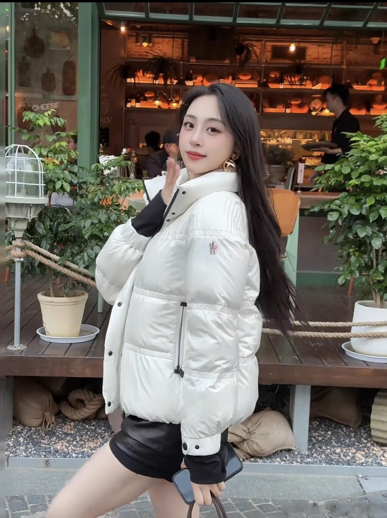 Monc**滑雪系列短款羽绒服，奶白色干净高级，上身自带温柔氛围感。肩部山杨叶立