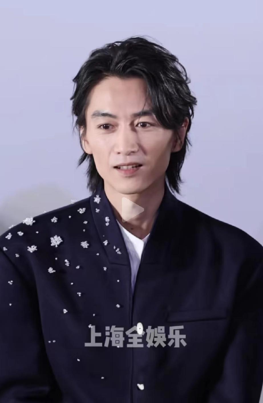 陈晓这次长发造型不是为了帅，是为了演好高加林。
不是时尚，是角色需要。
头发一长