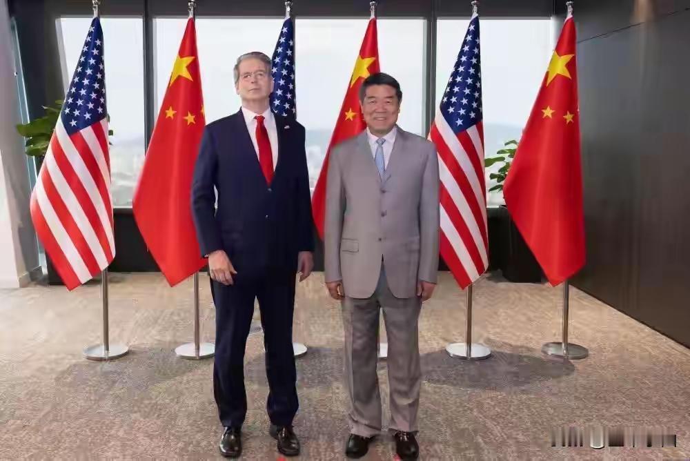 活久见！特朗普的确是无尘见过最接地气的人！
飞机到达马来西亚，从舱门打开那一刻，