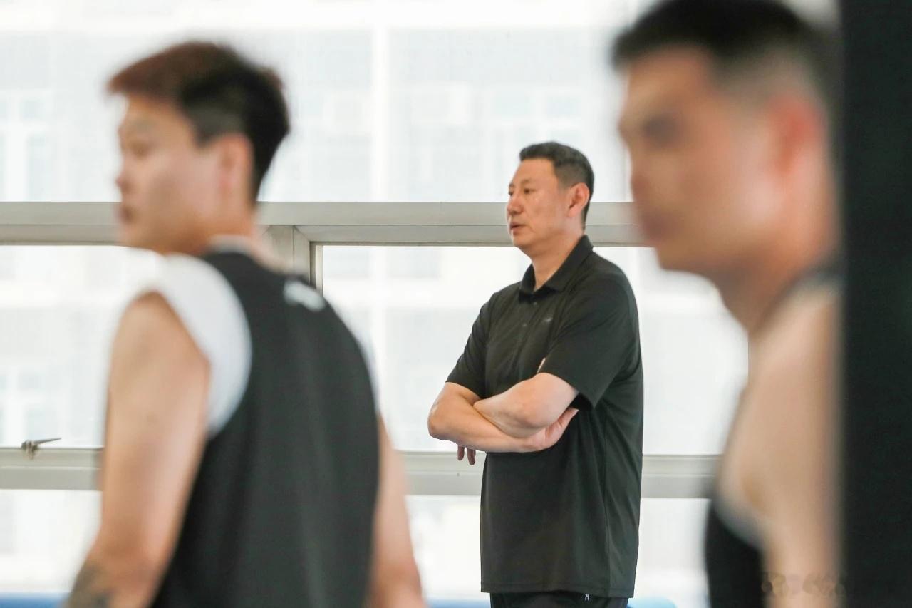 首钢领导要求北京男篮学习八一男篮作风！昨天，北京男篮召开集结备战新赛季动员大会，