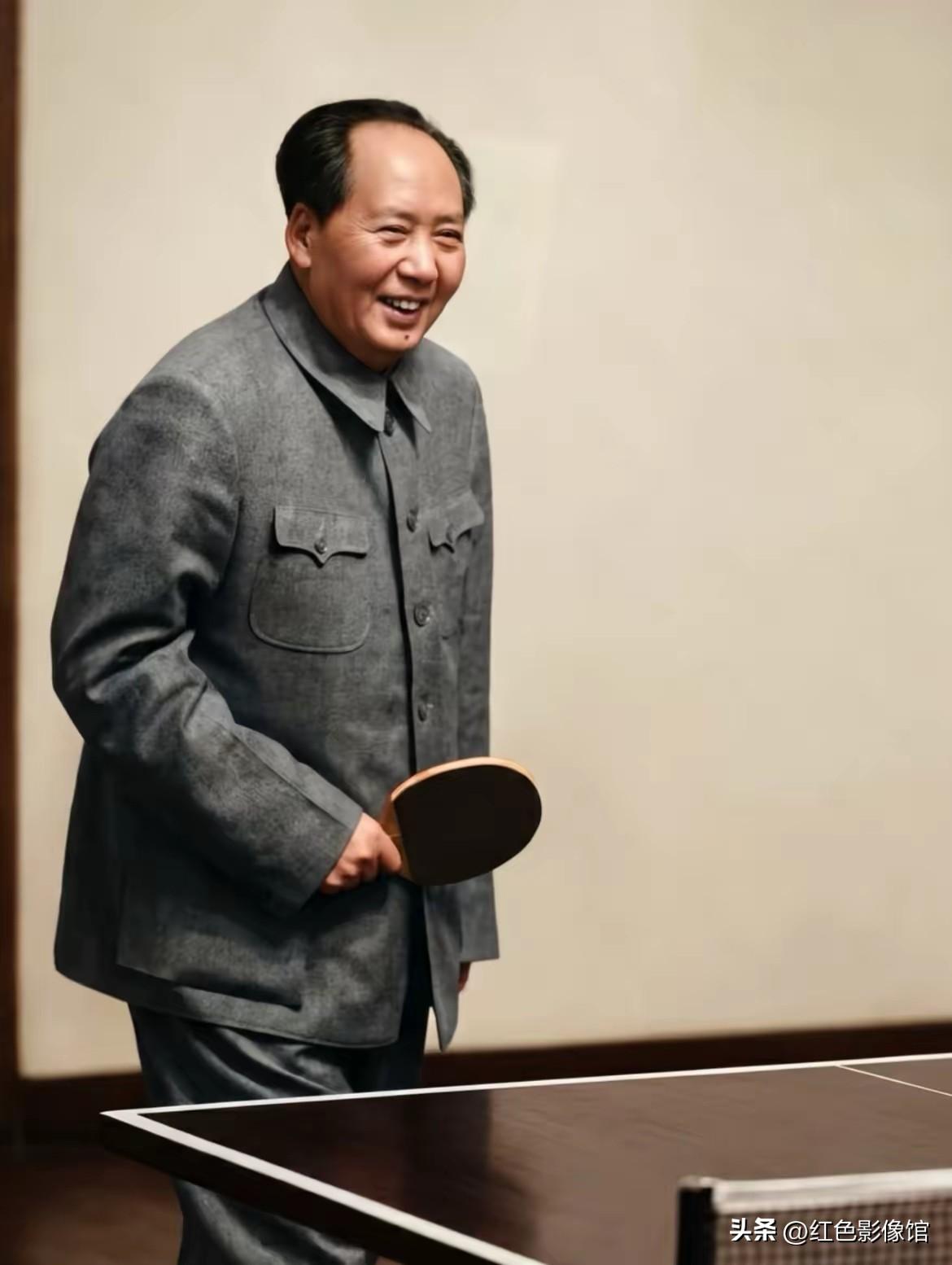 毛主席手持乒乓球拍，面露微笑，尽显从容豁达的生活风采。