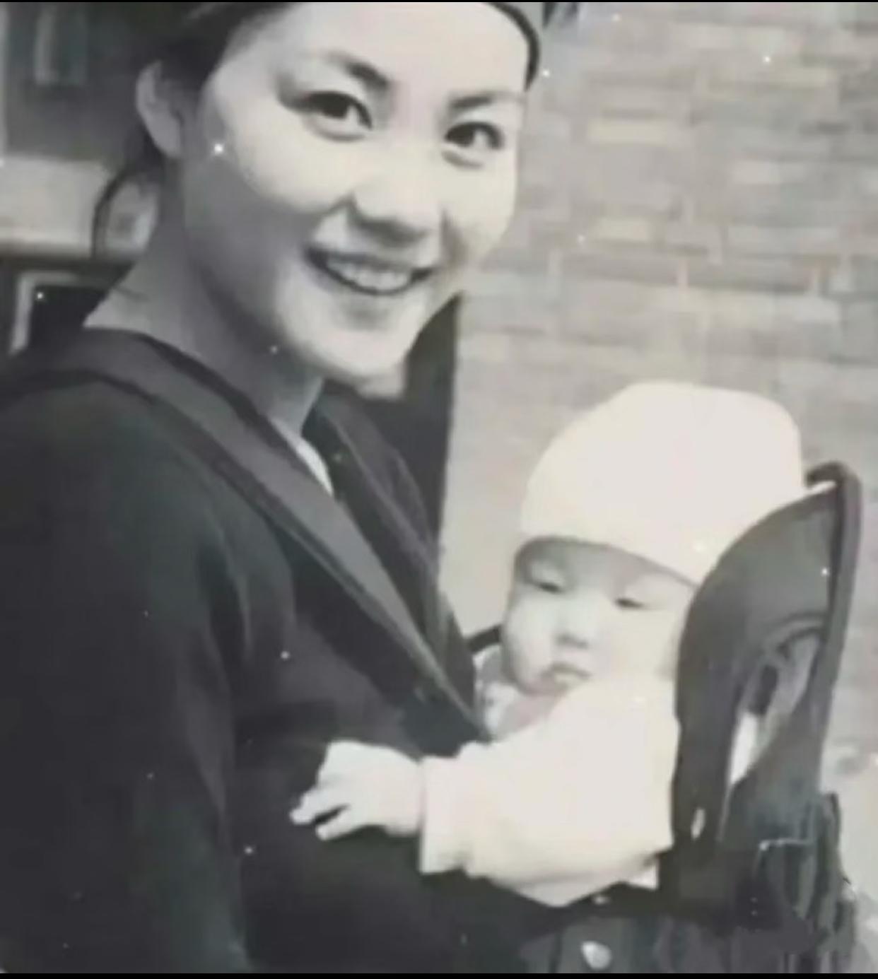 就是这么一张旧照片，
实实在在证明了王菲初为人母也是圆润的，
人们几乎没见过她发