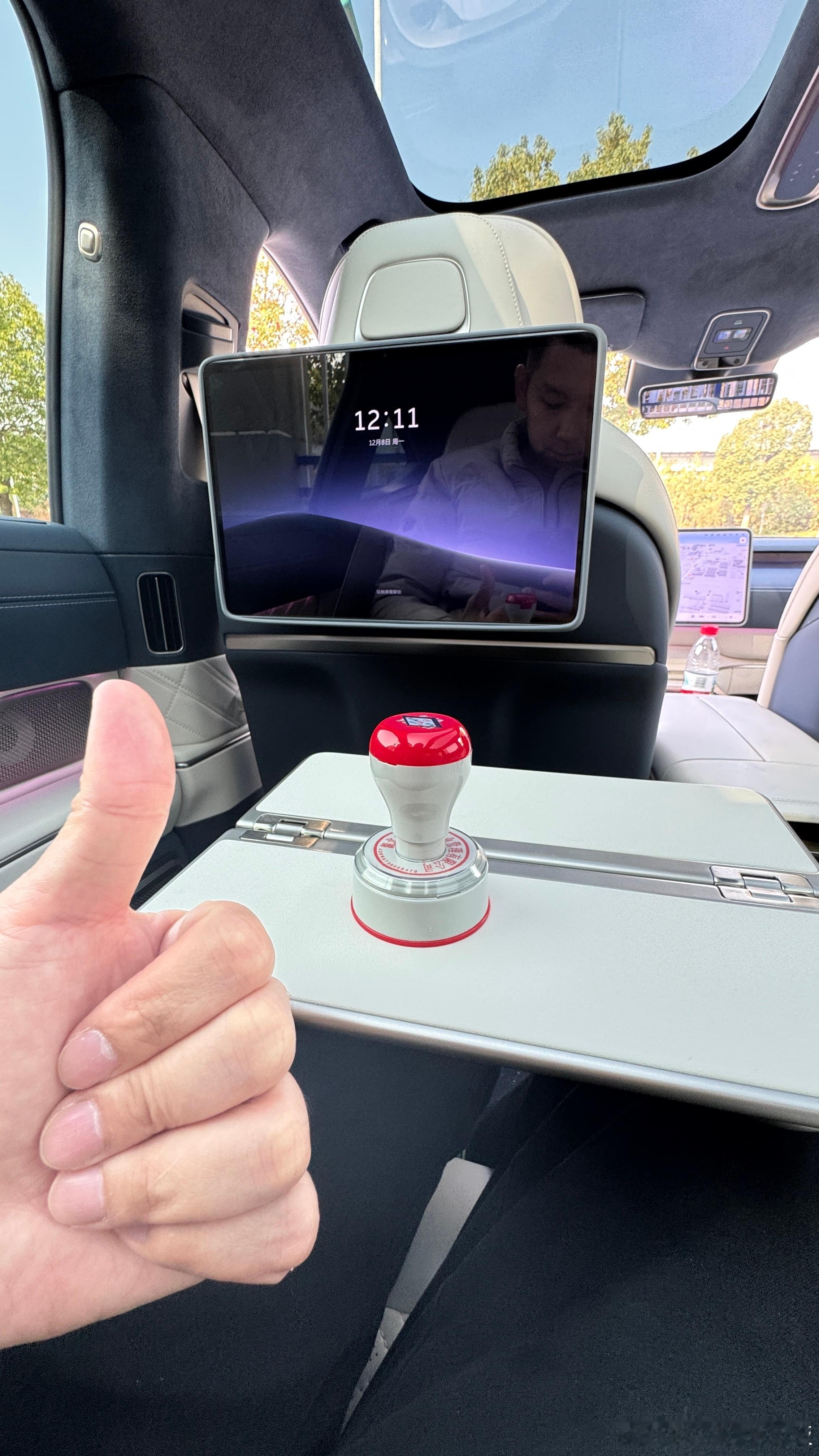 就在刚刚，蔚来ET9的小桌板总算用上了！特来哥蔚来et9