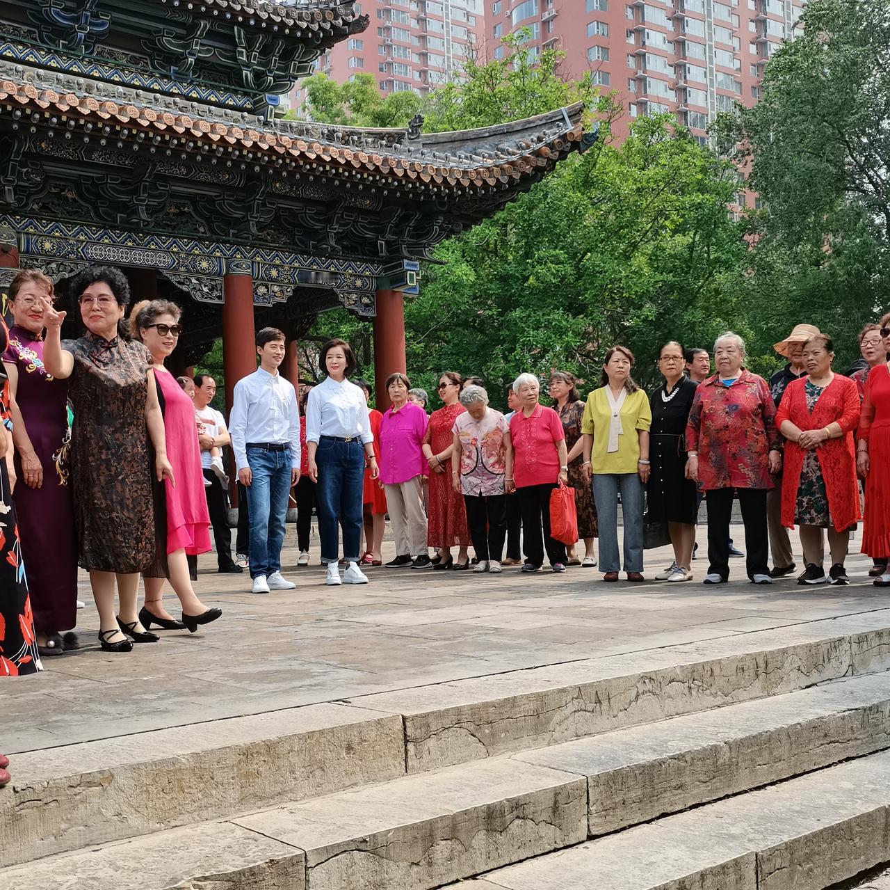 儿时记忆犹新是爸爸爱唱革命歌曲，毛主席语录歌唱的最多，许多电影插曲使我少年的记忆