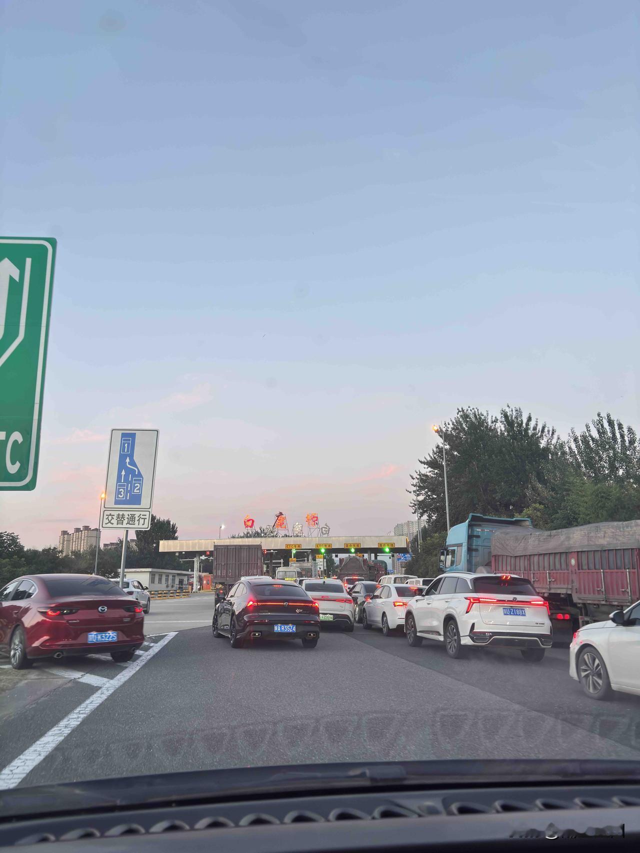 西蓝高速白鹿原收费站爱堵车，主要是没有ETC的车道，车辆通行慢，给堵的，特别是节