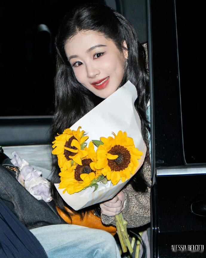 向日葵女神来啦~~希望我能如愿今年一键三连~~~信女愿瘦10斤[加油][鸡腿] 