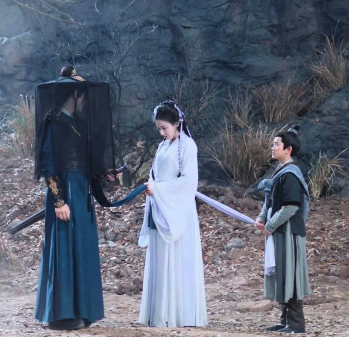 说真的，白日提灯这部剧比我预期好看太多了迪丽热巴戏精附身随时随地大小演很像知否里