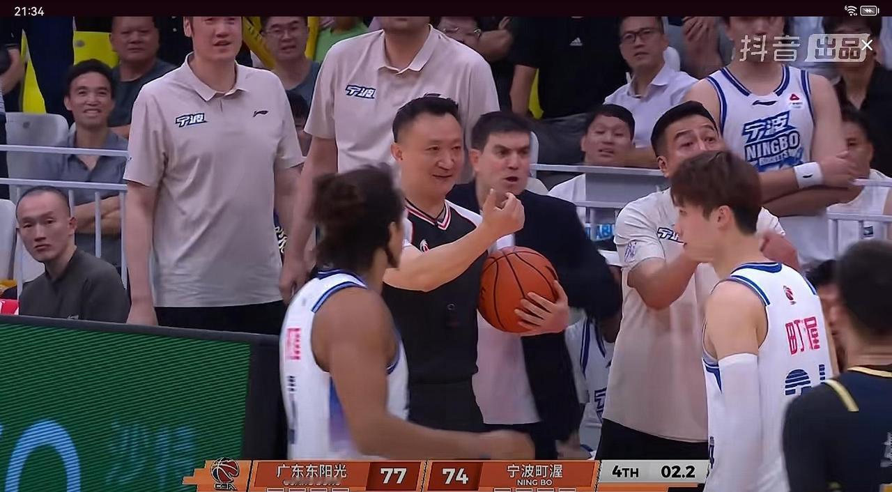 CBA赛场昨晚出大事了！宁波队和对手的比赛最后时刻彻底失控，教练席几乎全员冲进场