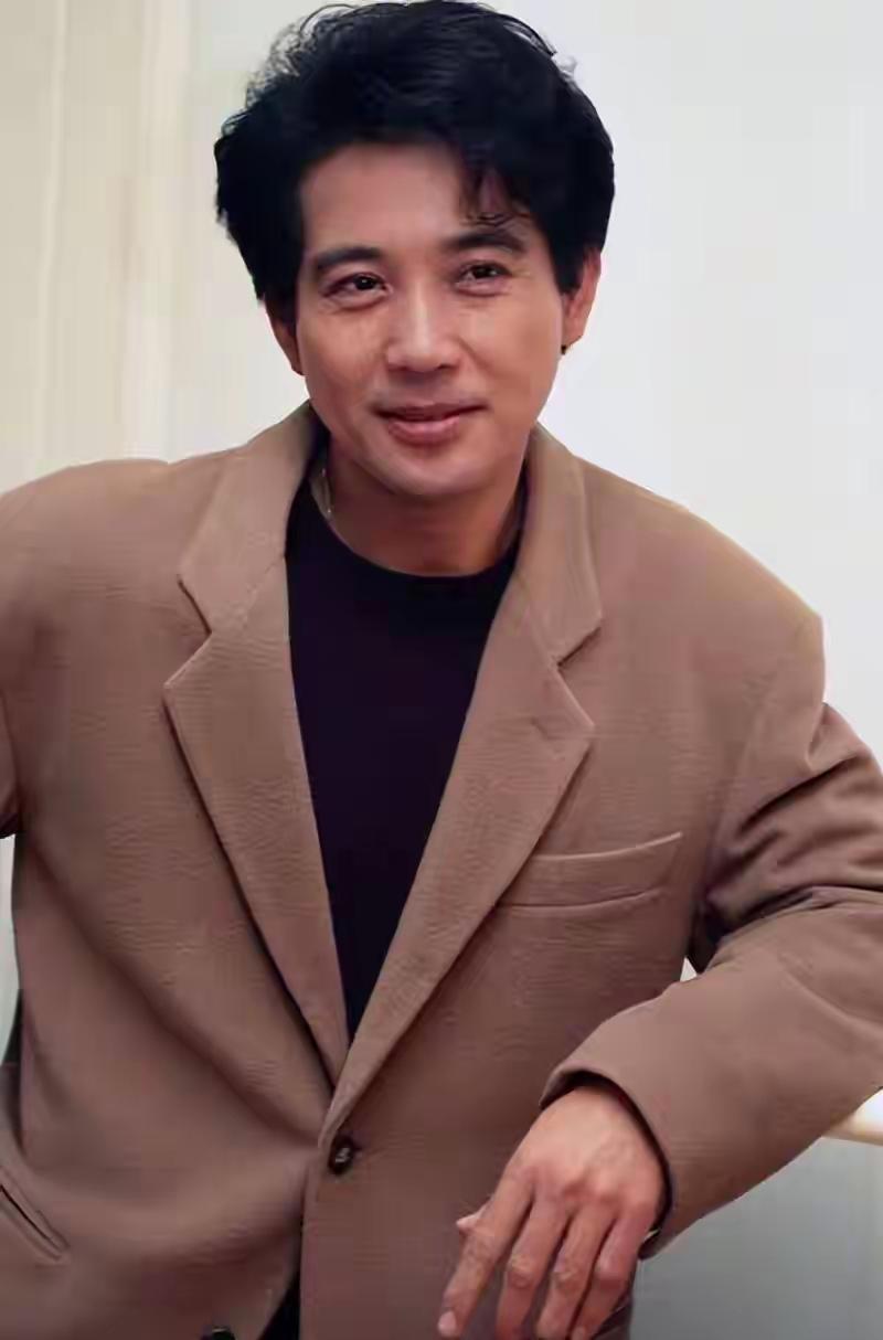 秦汉，本名孙祥钟，出身军人家庭，自带沉稳儒雅气质。早年他做过化验师、出纳，196