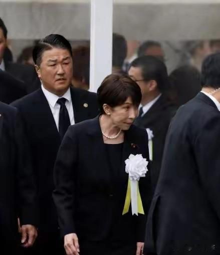 集体"拜鬼"不是情绪宣泄，而是日本右翼的政治突围
8月15日，日本宣布无条件投降