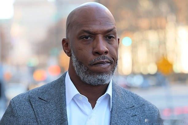 波特兰开拓者队主教练、前底特律活塞队球星、篮球名人堂成员昌西·比卢普斯在纽约出庭